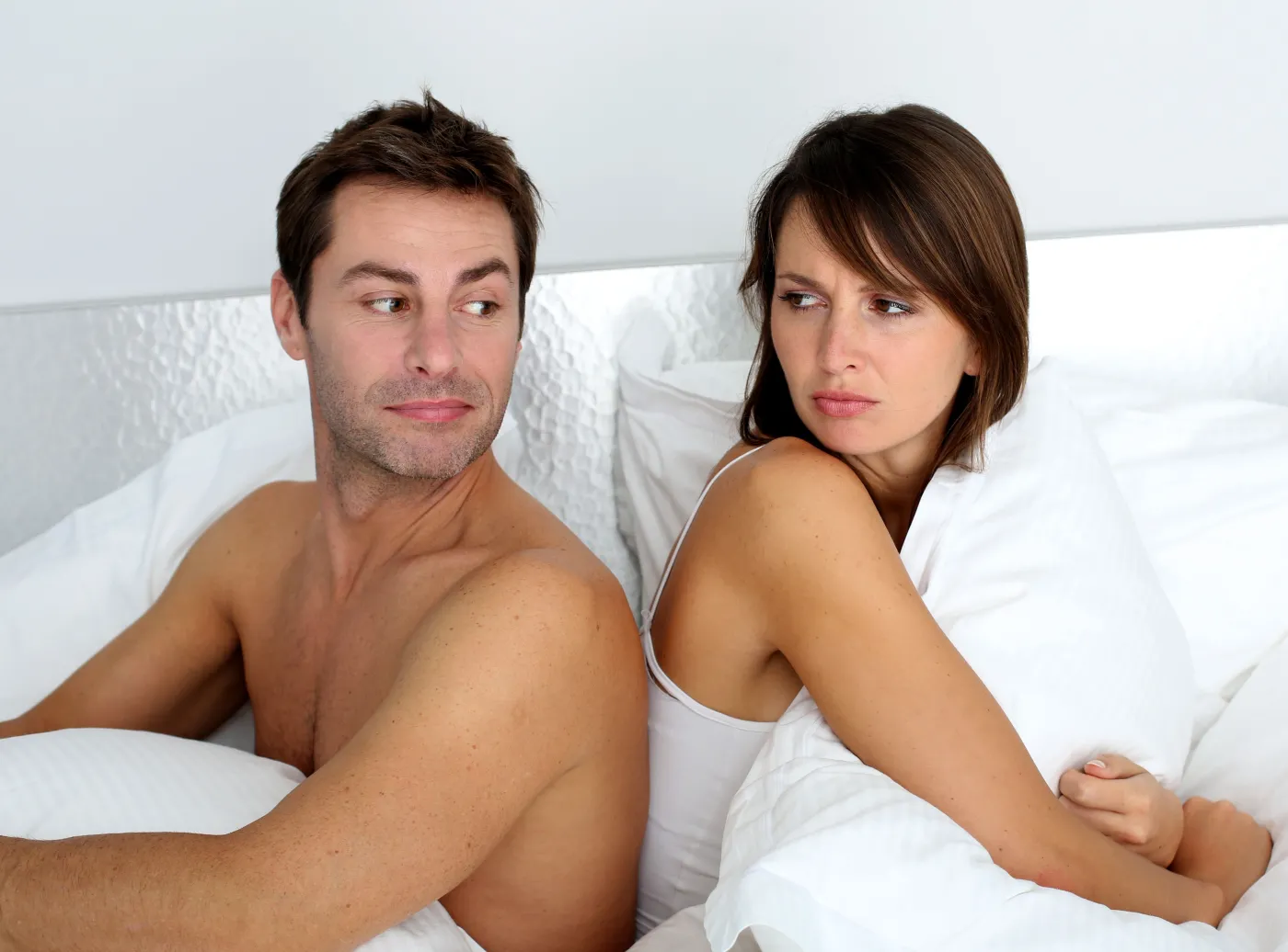 Kobieta i mężczyzna w łóżku
