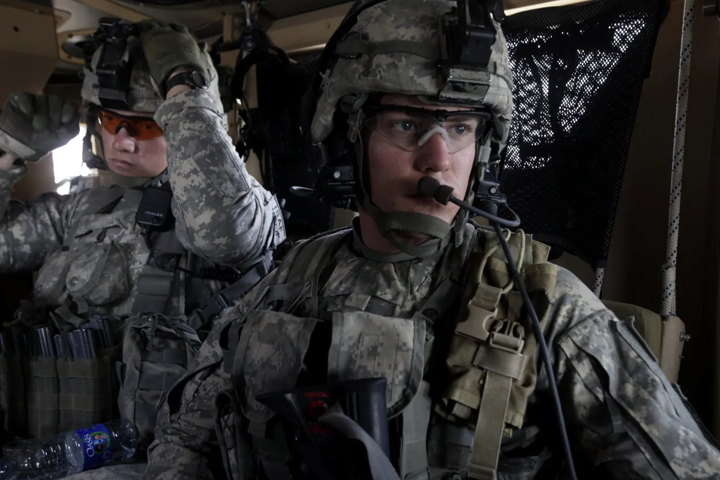 Sierżant Michael Ollis (z prawej)