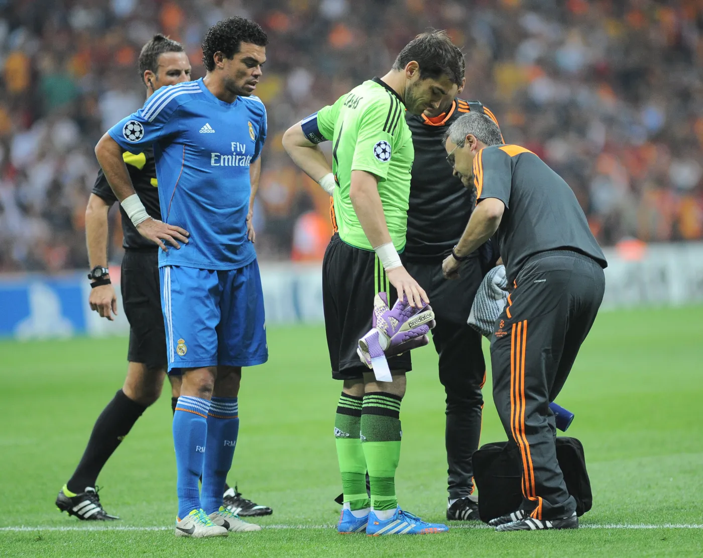 Iker Casillas (w zielonej koszulce)