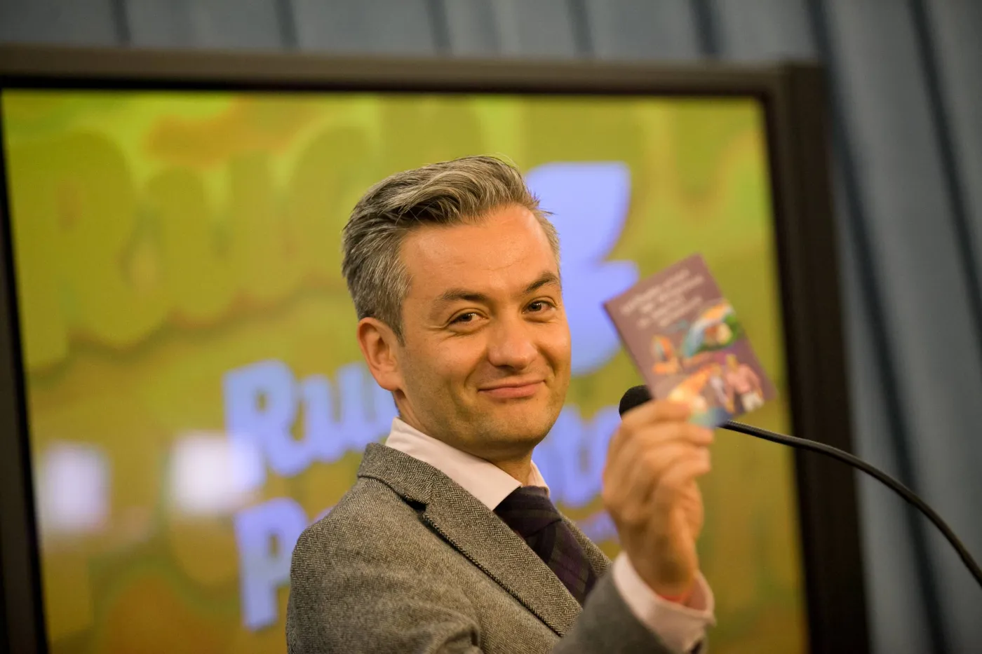 "Albo gadał z Dalajlamą, albo pali zioło". Biedroń obrywa za wpis o Franciszku