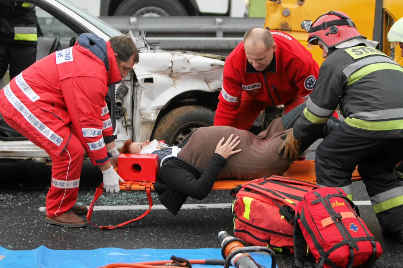 Tak wypadek wygląda z bliska. Ćwiczenia służb na A4