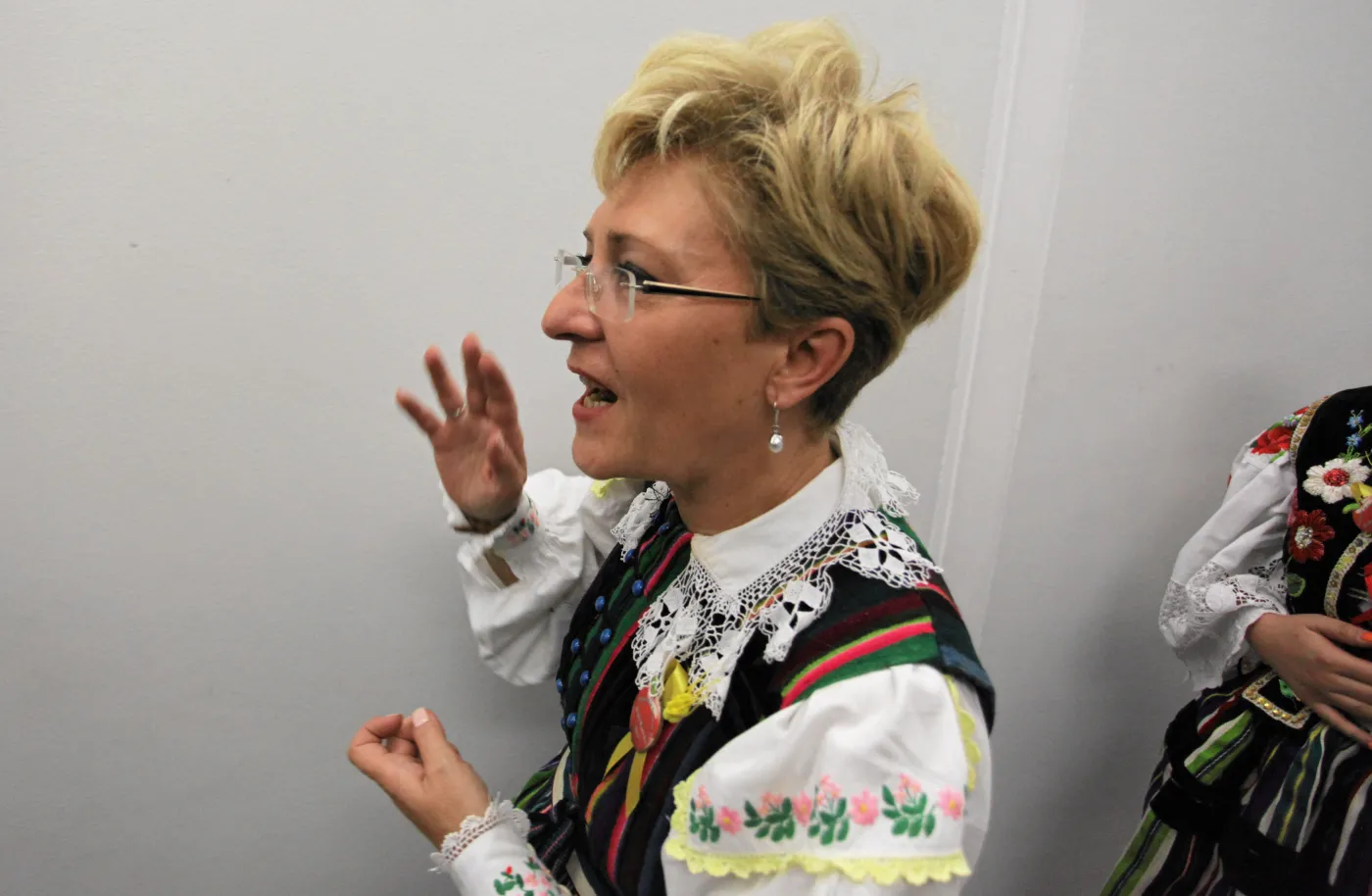Przewodnicząca sejmowej komisji ds. służb specjalnych Elżbieta Radziszewska w stroju regionalnym
