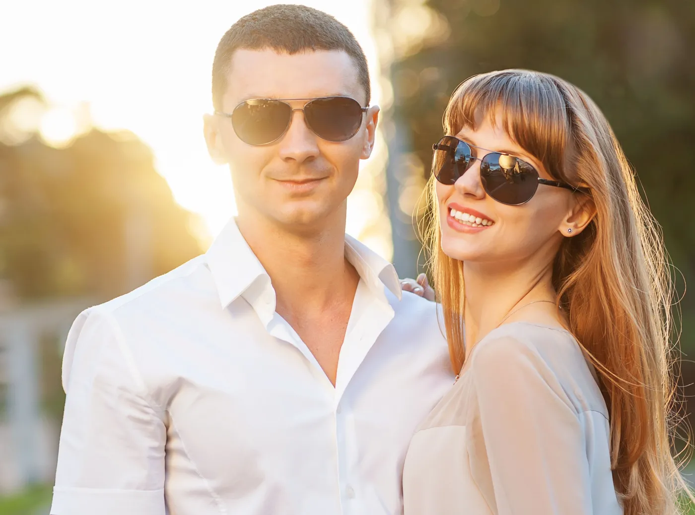 Para w okularach przeciwsłonecznych