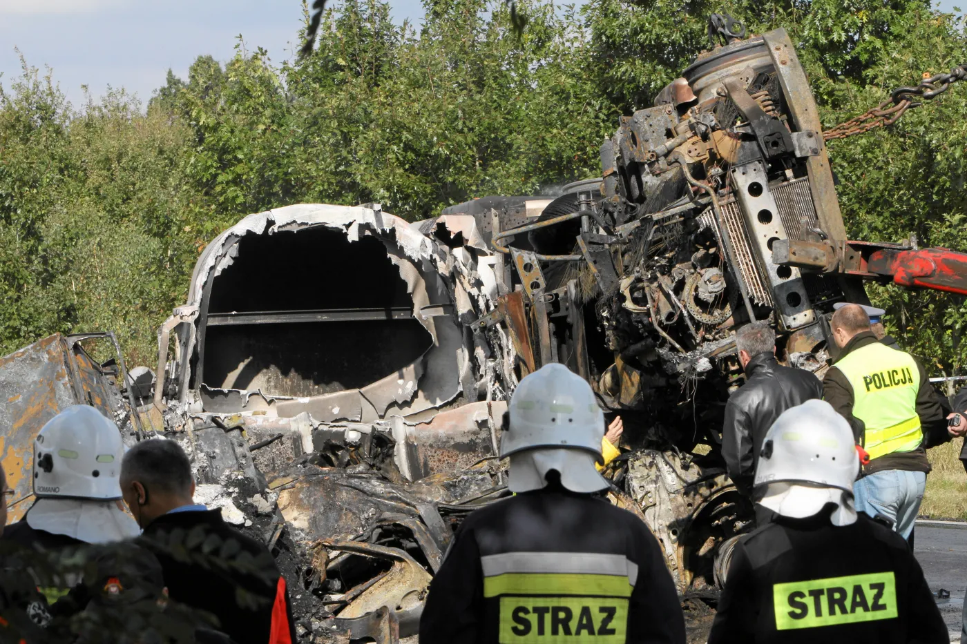 Cysterna zmiażdżyła karetkę! Auta spłonęły, szukają ofiar. Dramatyczne zdjęcia