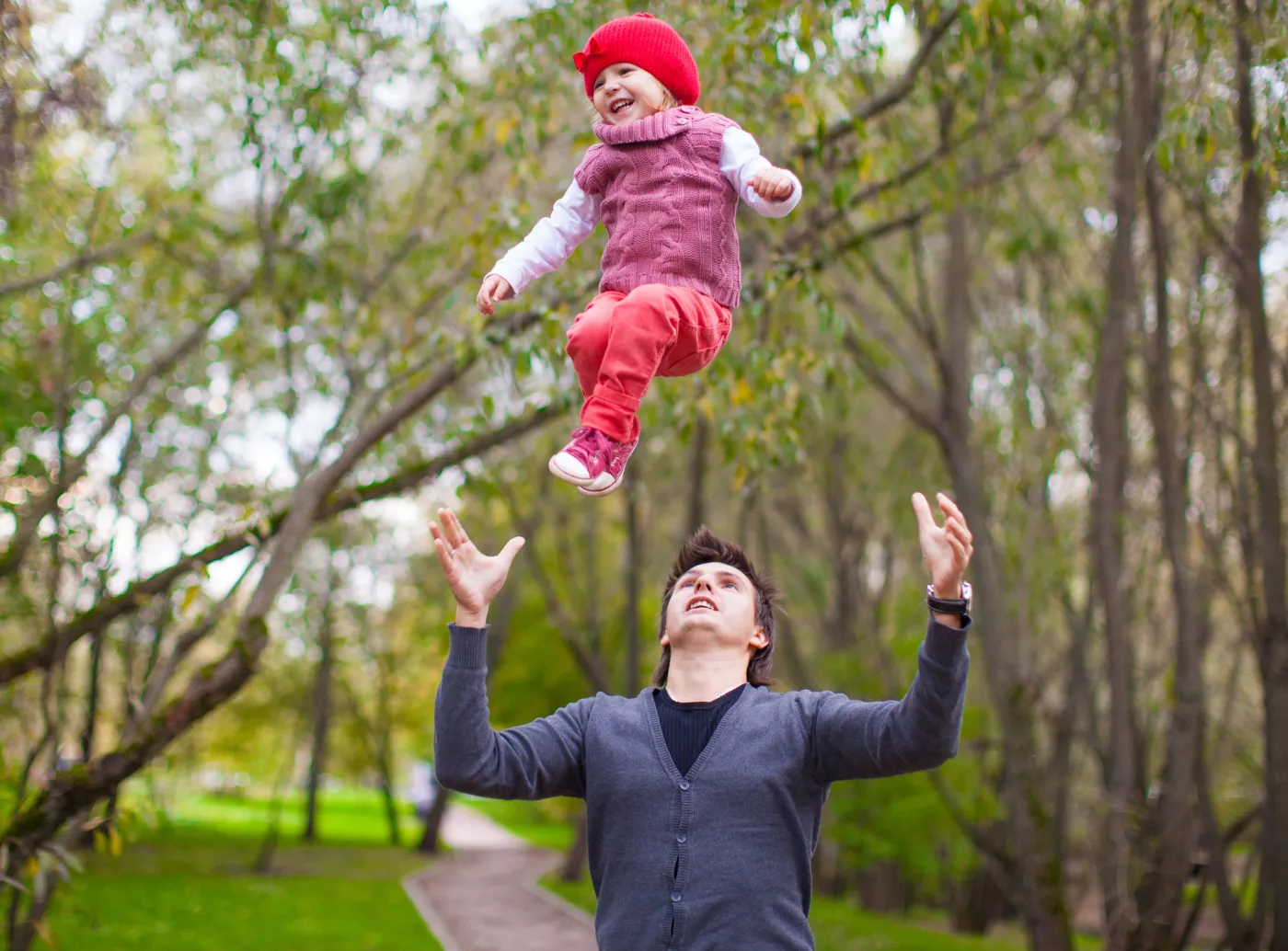 Spacer jesienią - tata i dziecko