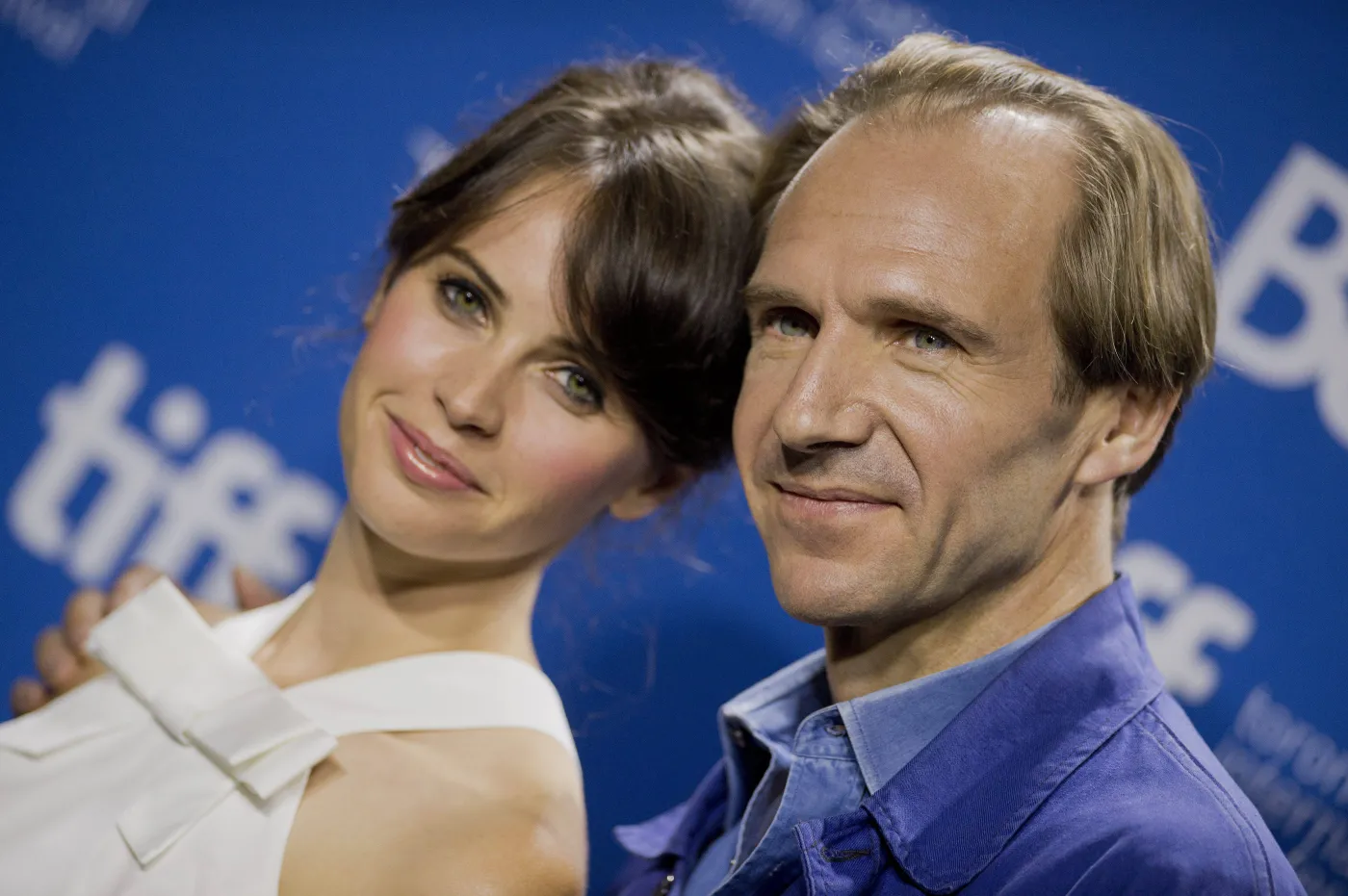 Felicity Jones i Ralph Fiennes
