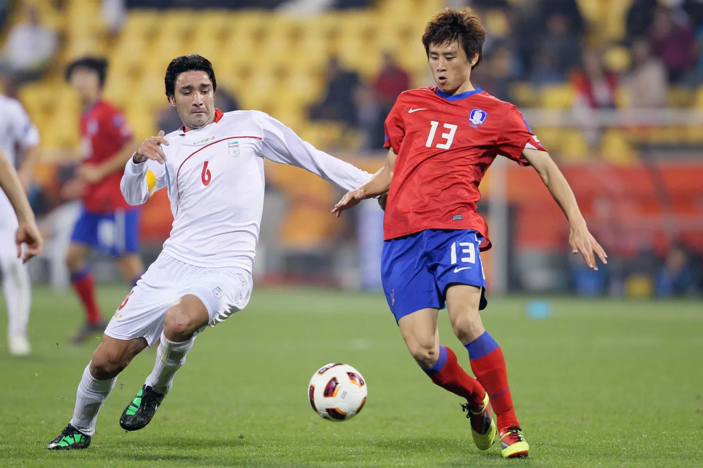 Javad Nekounam (w białym stroju)