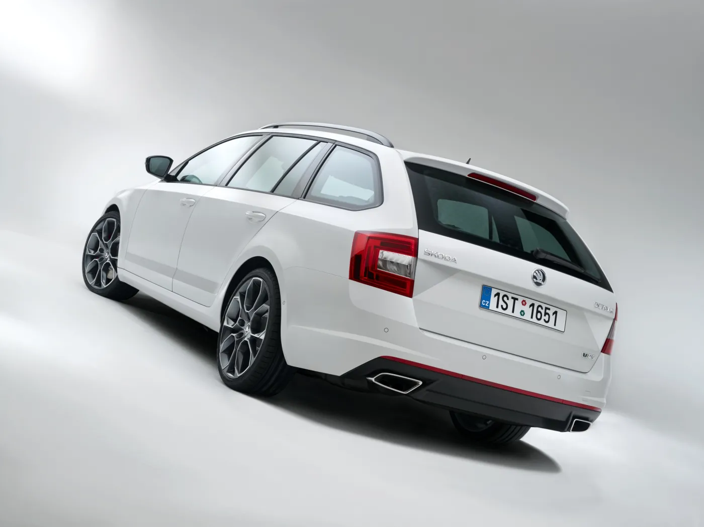 5048999-130605-skoda-octavia-combi-rs-005.jpg