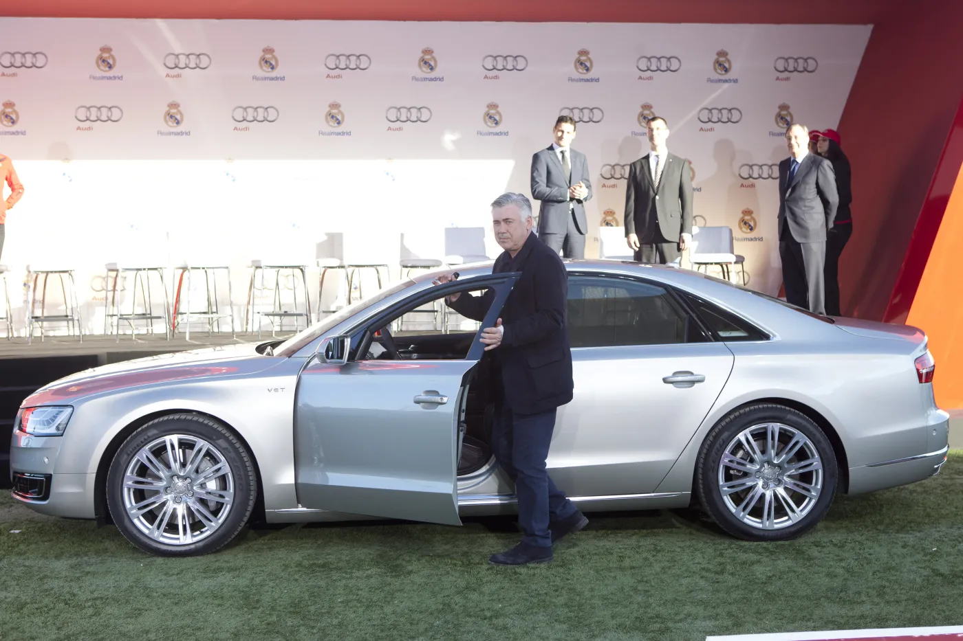 5687830-trener-carlo-ancelotti-i-audi-a8.jpg