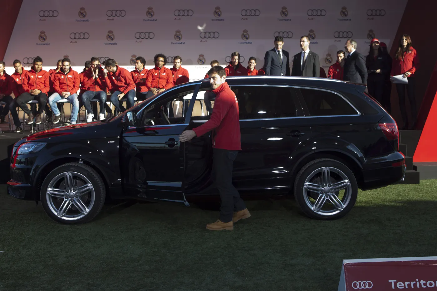5687956-iker-casillas-i-audi-q7-wersja.jpg