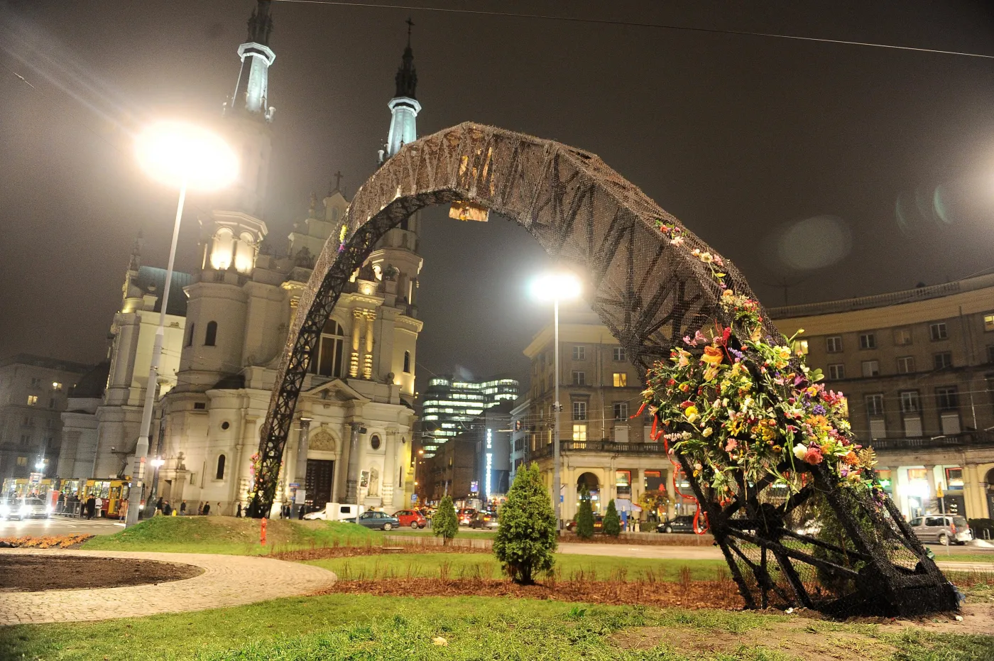 Wandalizm? Wylali kolorową farbę na Placu Zbawiciela