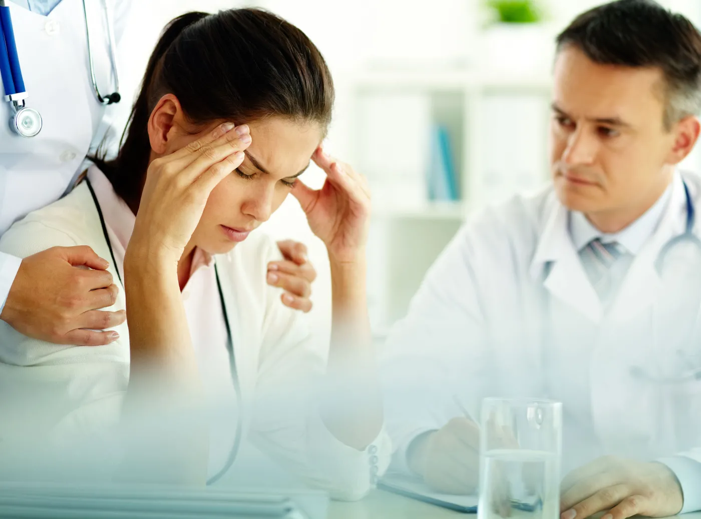 Kobieta u lekarza z bólem głowy