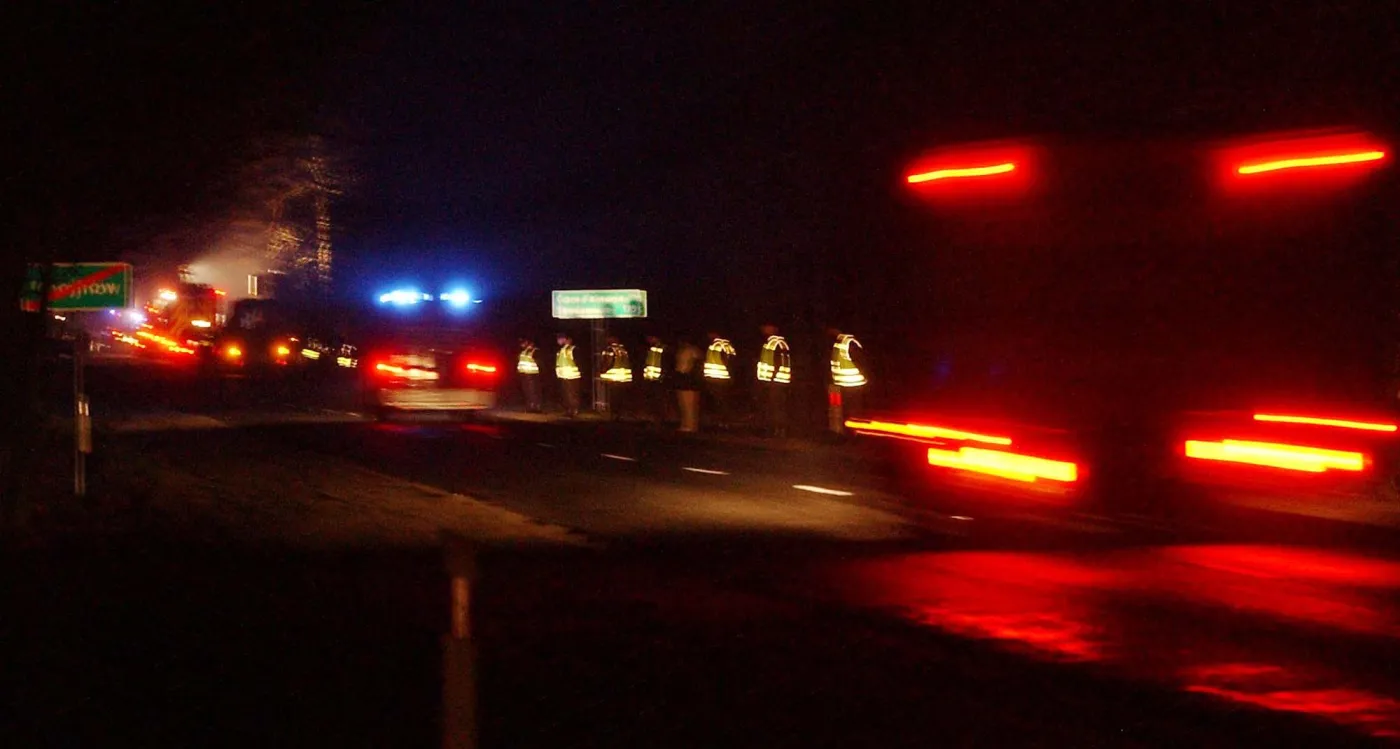 Służby ratunkowe jadą na miejsce katastrofy śmigłowca wiozącego Leszka Millera