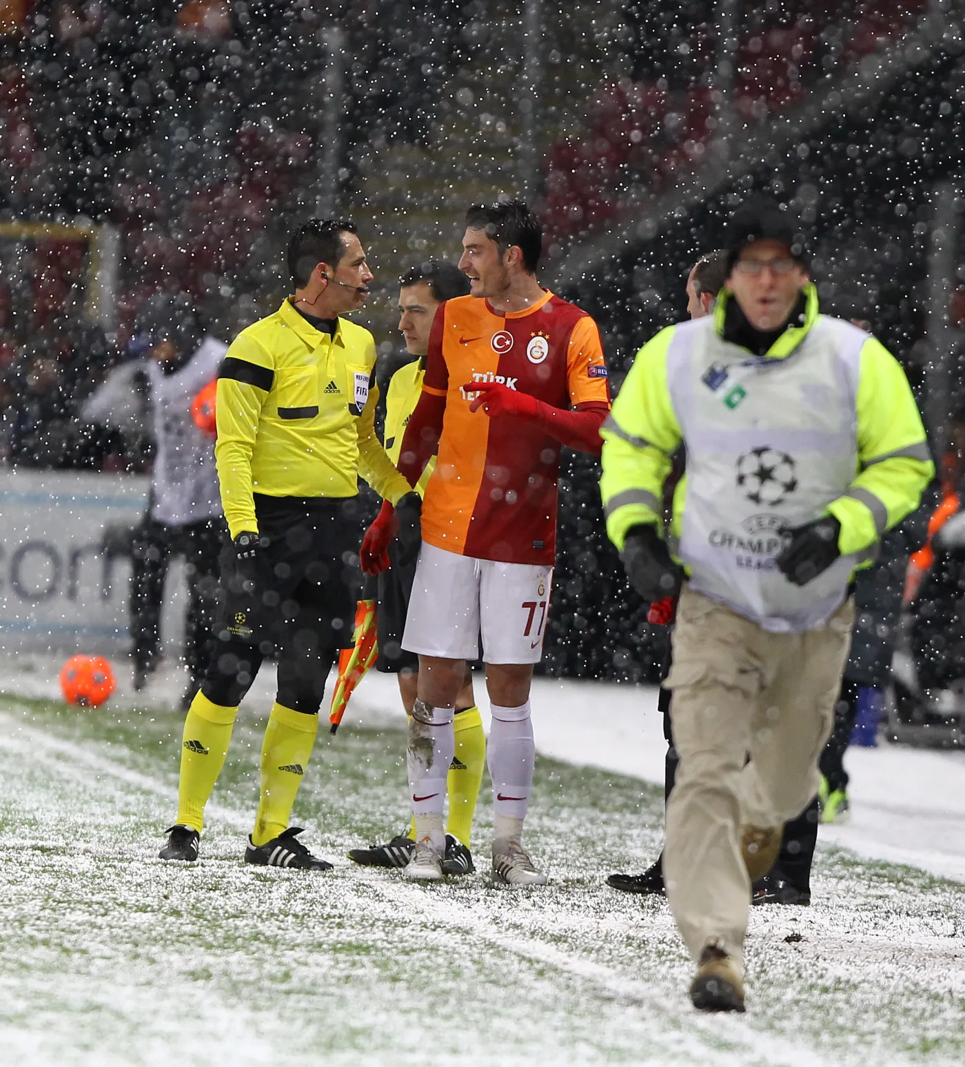 5727974-pilkarze-galatasaray-i-juventusu.jpg