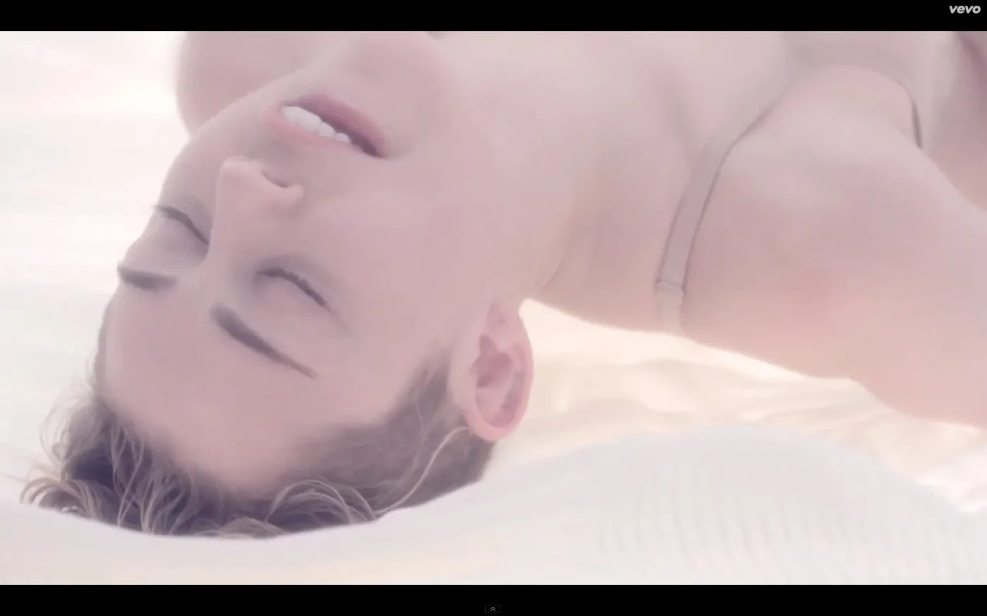 5775646-miley-cyrus-w-klipie-do-piosenki.jpg