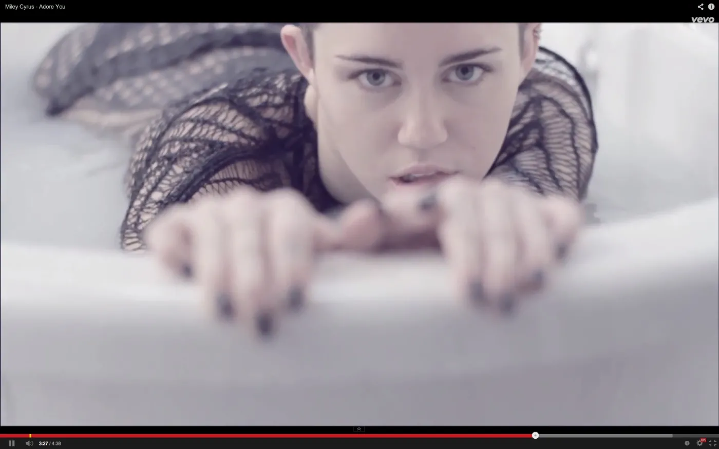5775878-miley-cyrus-w-klipie-do-piosenki.jpg