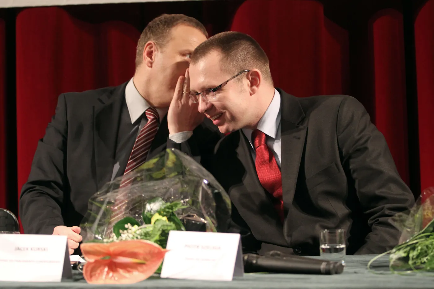 Piotr Szeliga (z prawej) rozmawia z Jackiem Kurskim (z lewej)
