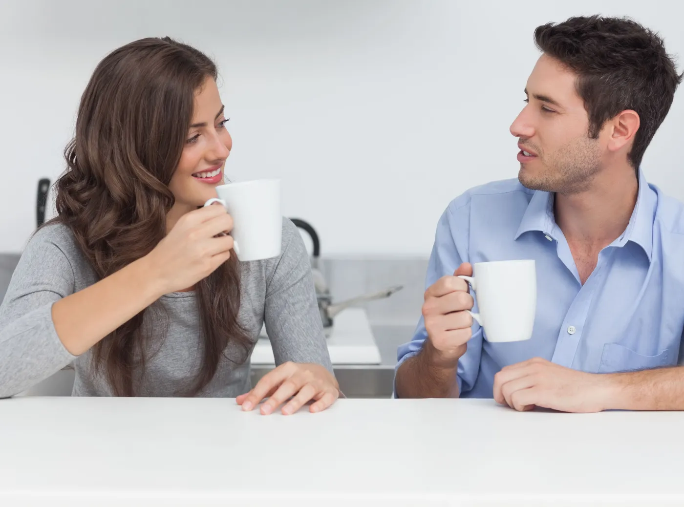 Kobieta rozmawia z mężczyzną