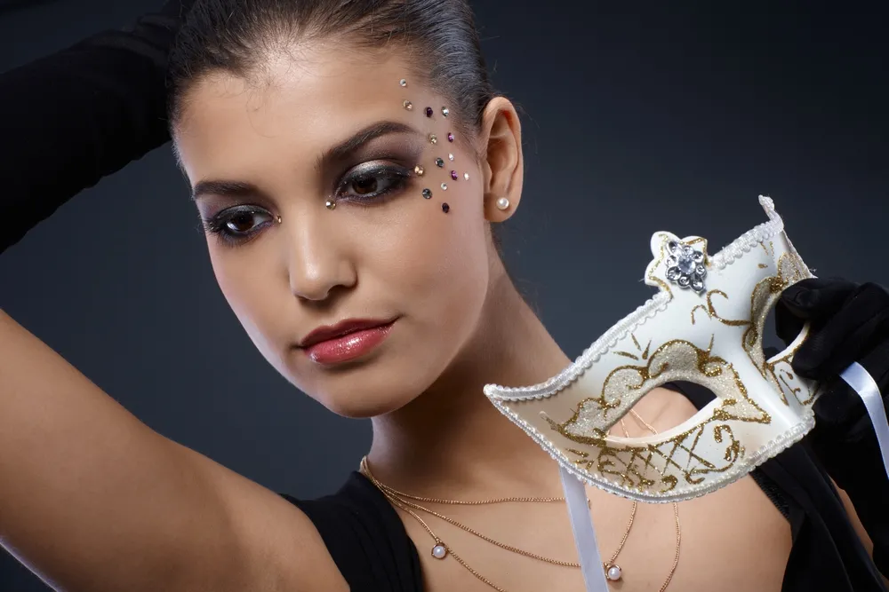 Kobieta w makijażu karnawałowym