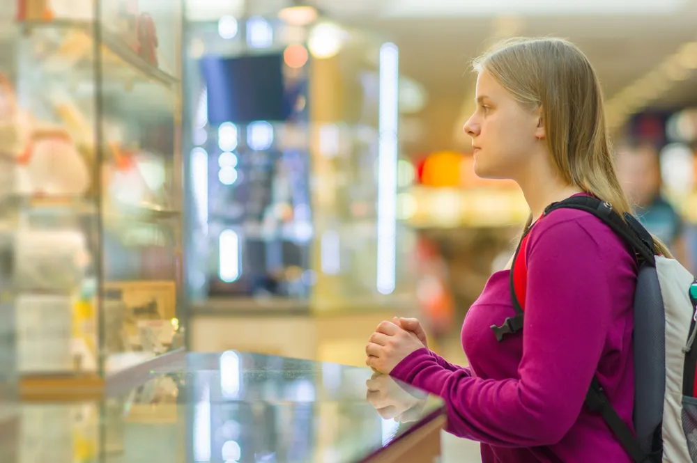 Kobieta oglądająca wystawę sklepu