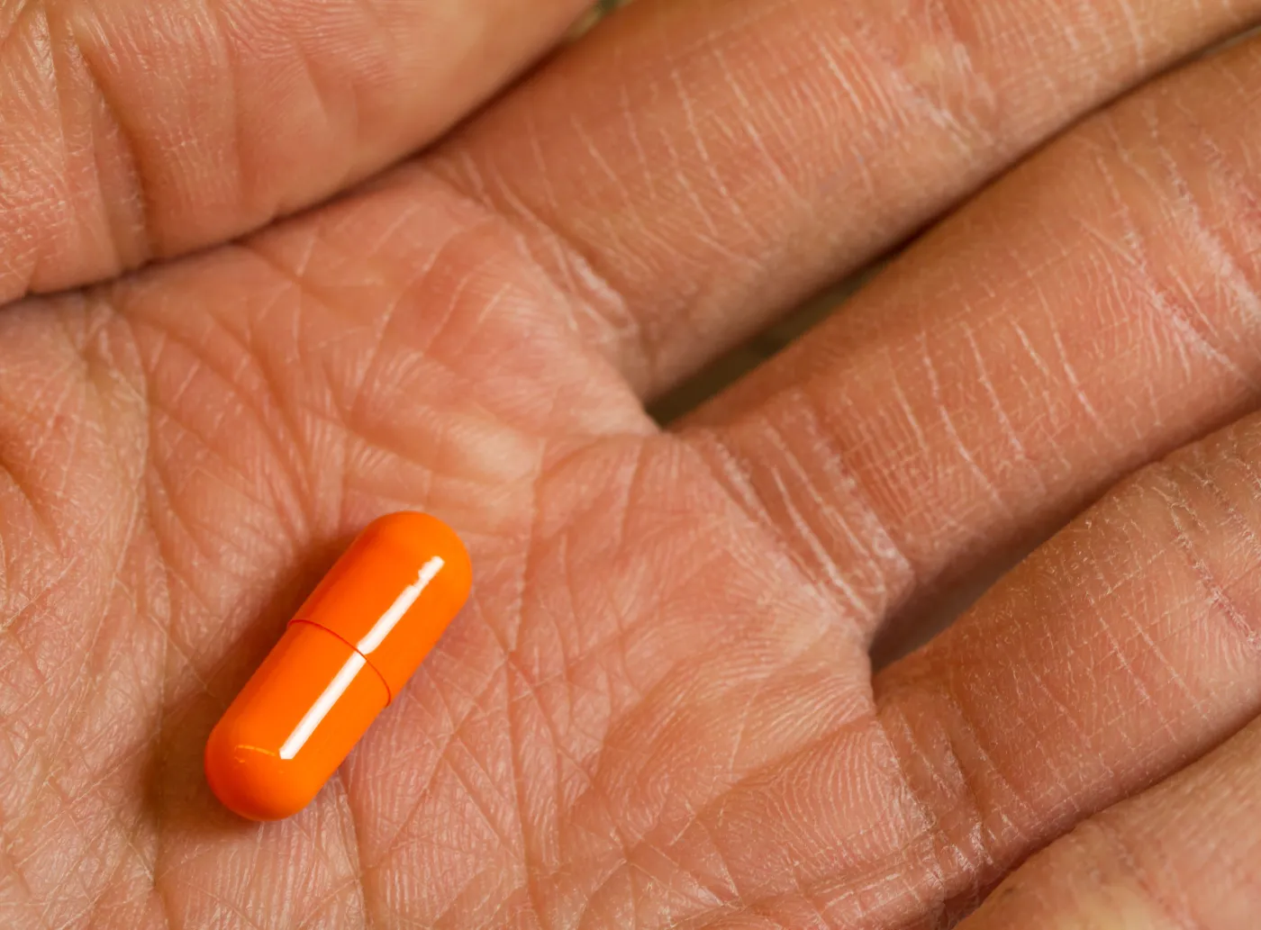 lekarstwo w dłoni starszej osoby