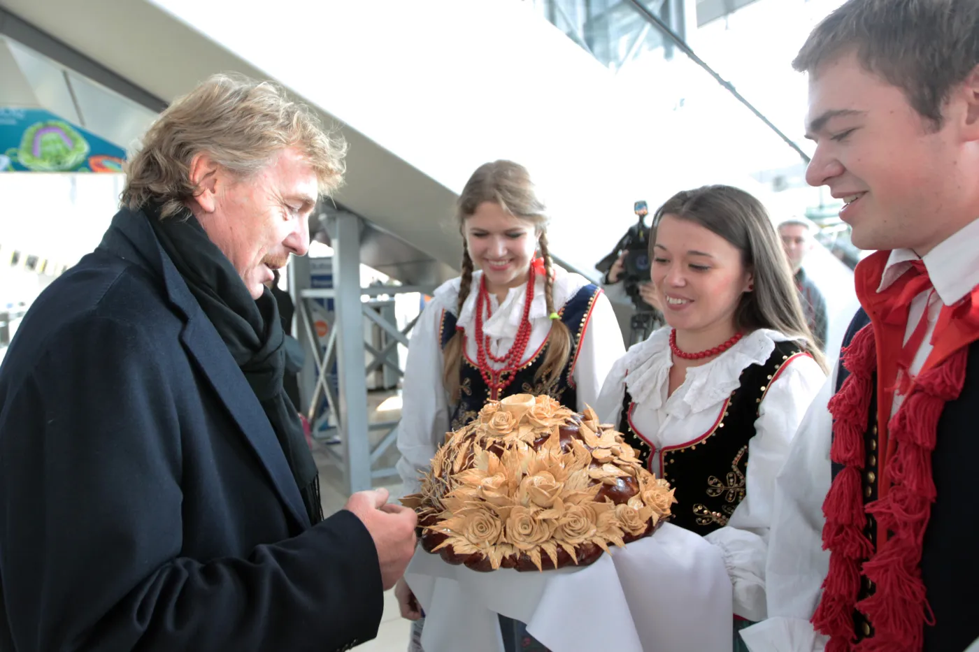 Ukraińcy witali polskich piłkarzy chlebem i solą. ZDJĘCIA