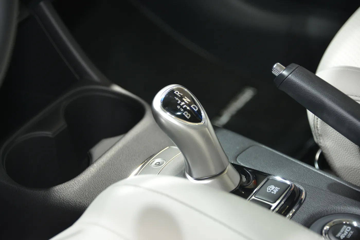 5544520-mitsubishi-outlander-phev-spala.jpg