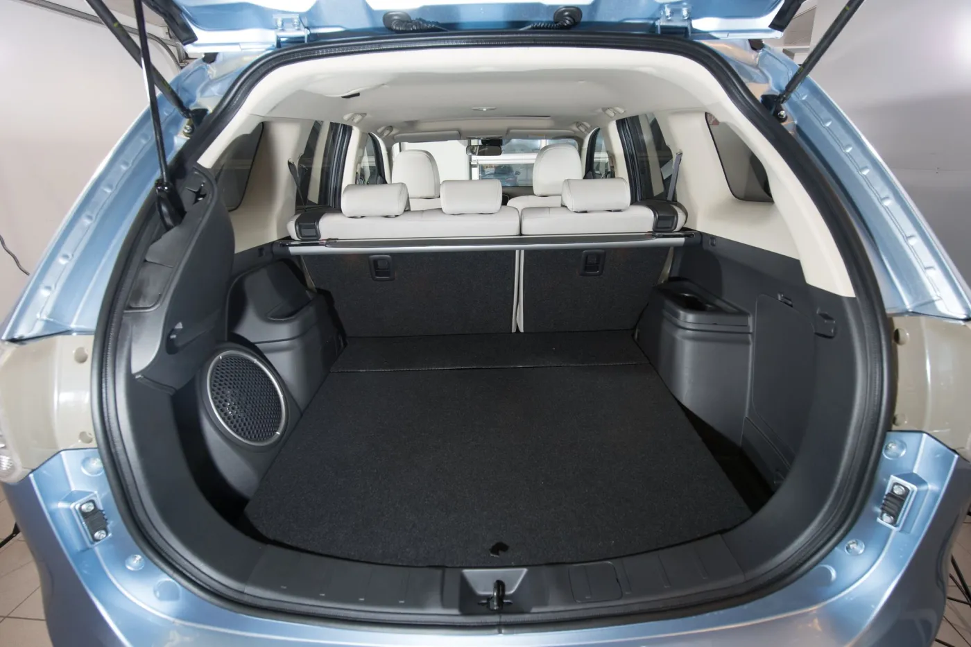 5544604-mitsubishi-outlander-phev-spala.jpg