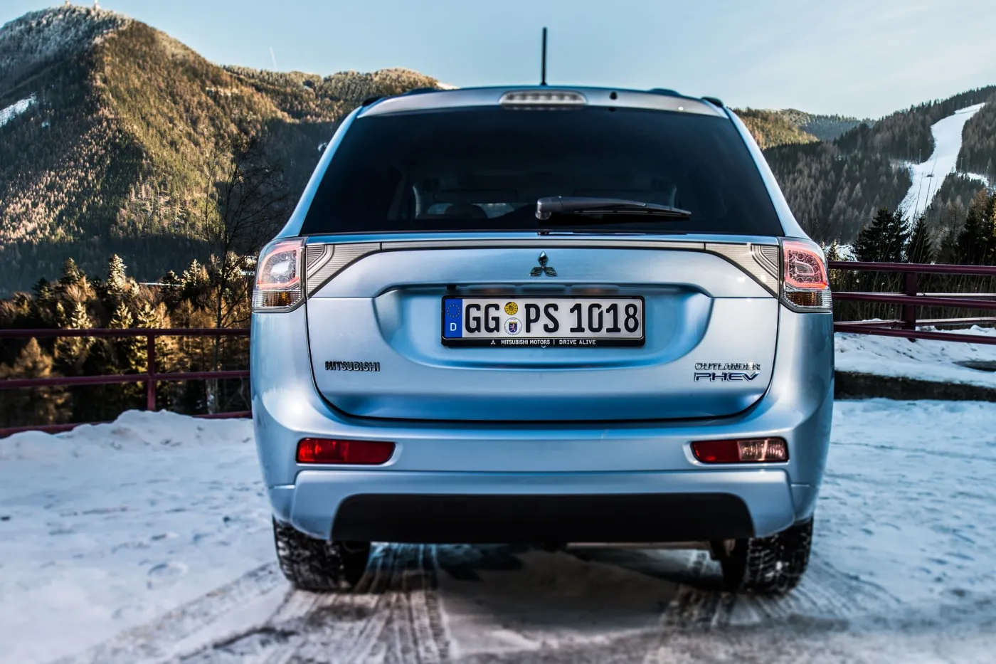 5544720-mitsubishi-outlander-phev-spala.jpg