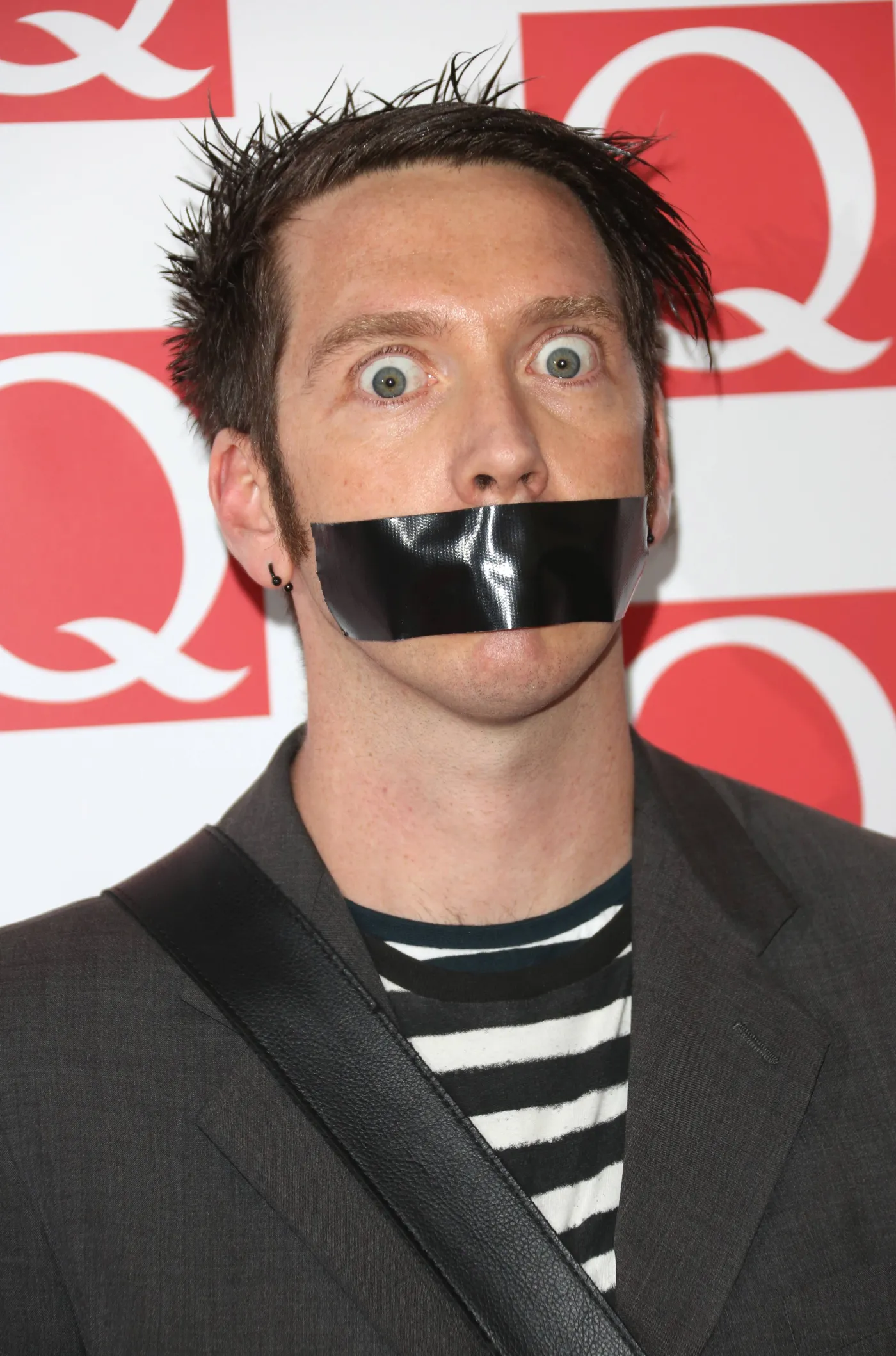 5548780-sam-wills-czyli-the-boy-with-tape.jpg