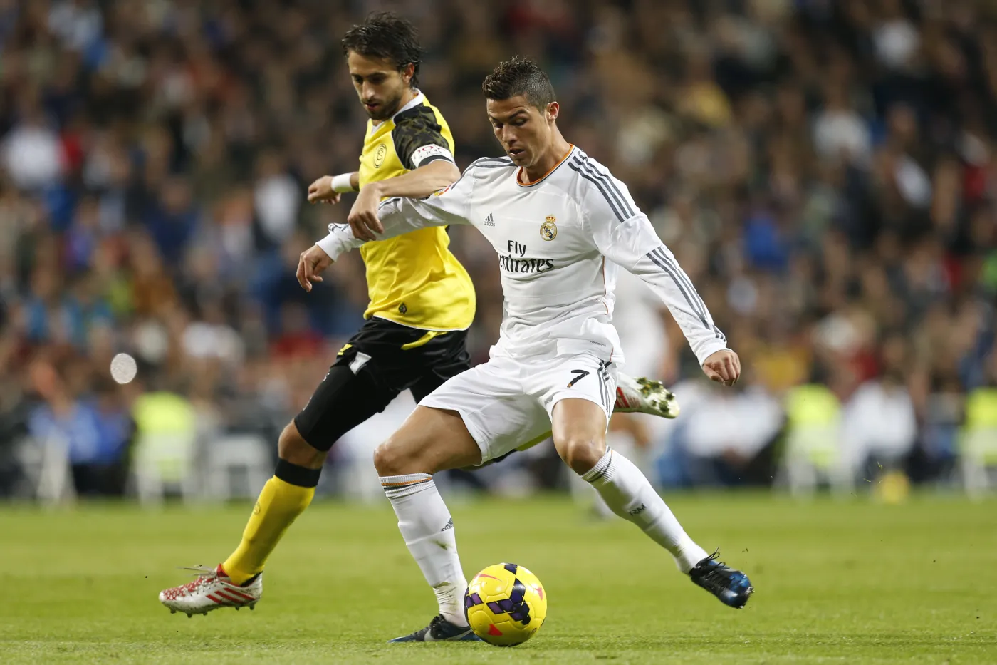 Cristiano Ronaldo (w białym stroju)