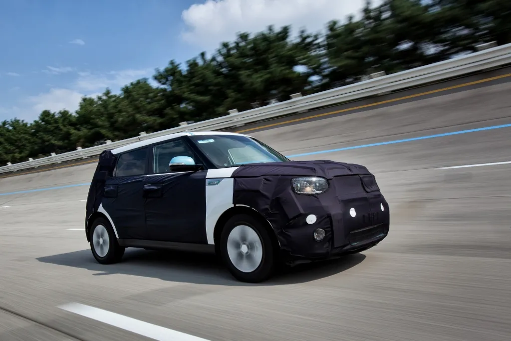 5622813-kia-soul-ev-electric-vehicle-4.jpg