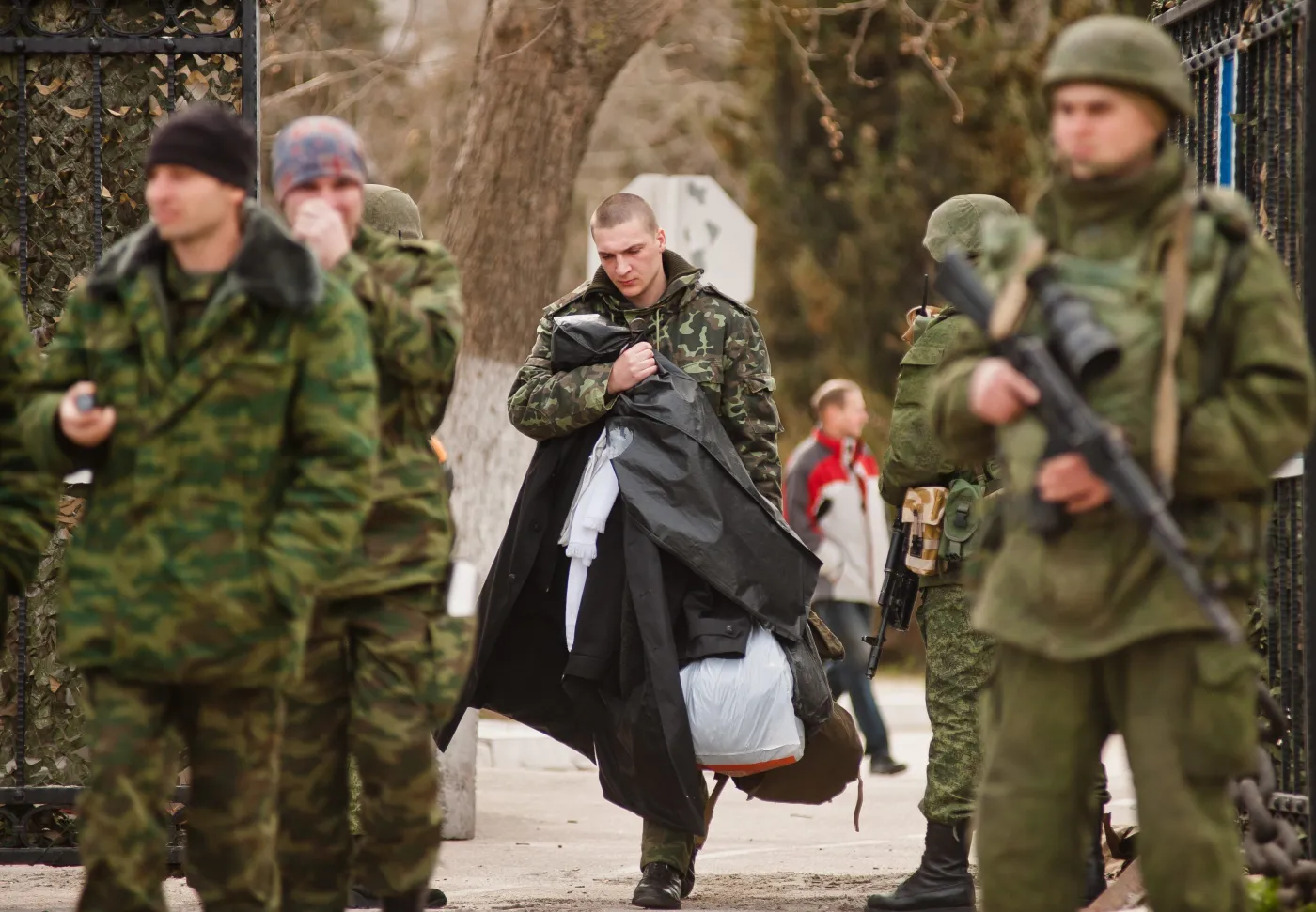 Ukraińscy zołnierze opuszczają jednostki wojskowe