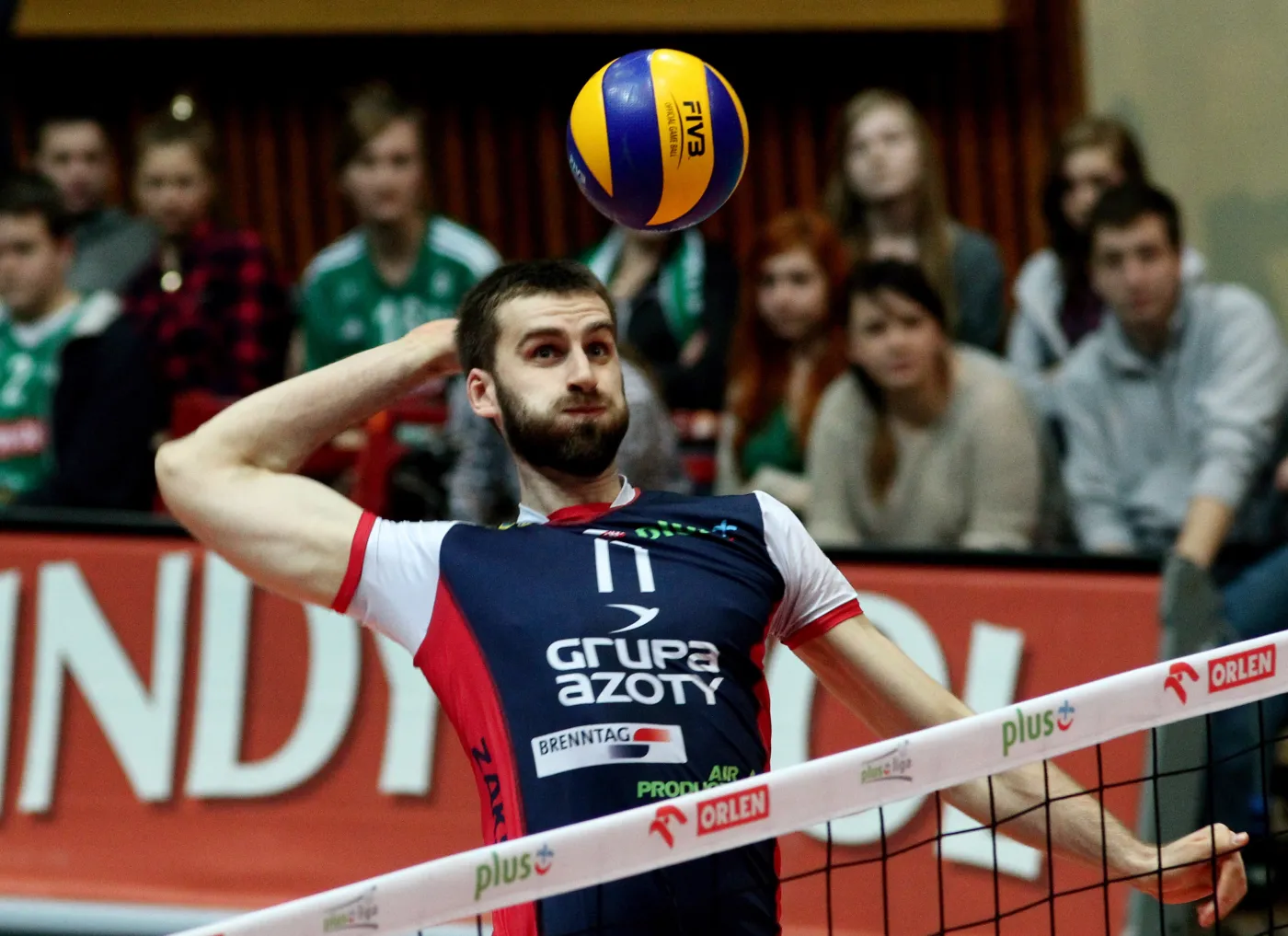 Piłkę zbija atakujący po drugiej stronie siatki Marcin Możdżonek z ZAKSY Kędzierzyn-Koźle 