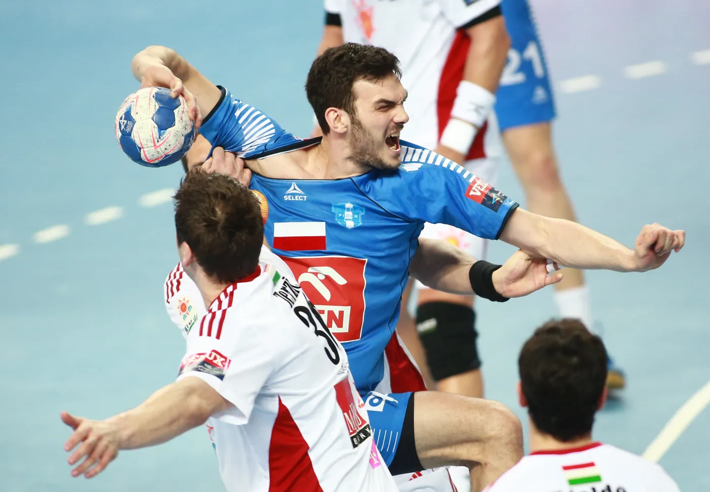 W akcji na bramkę rywali Petar Nenadić (C) z miejscowej Orlen Wisły w meczu 1/8 finału Ligi Mistrzów piłkarzy ręcznych z MKB-MVM Veszprem