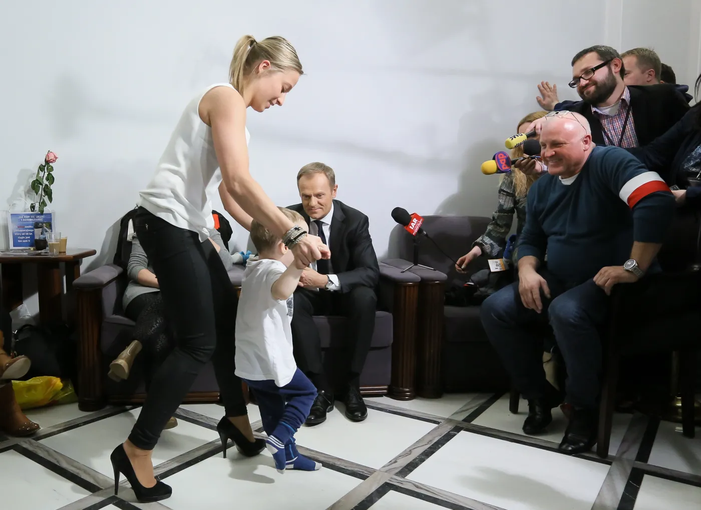 Wyciągnięta ręka po budżetowe pieniądze. W kolejce nauczyciele, policjanci...