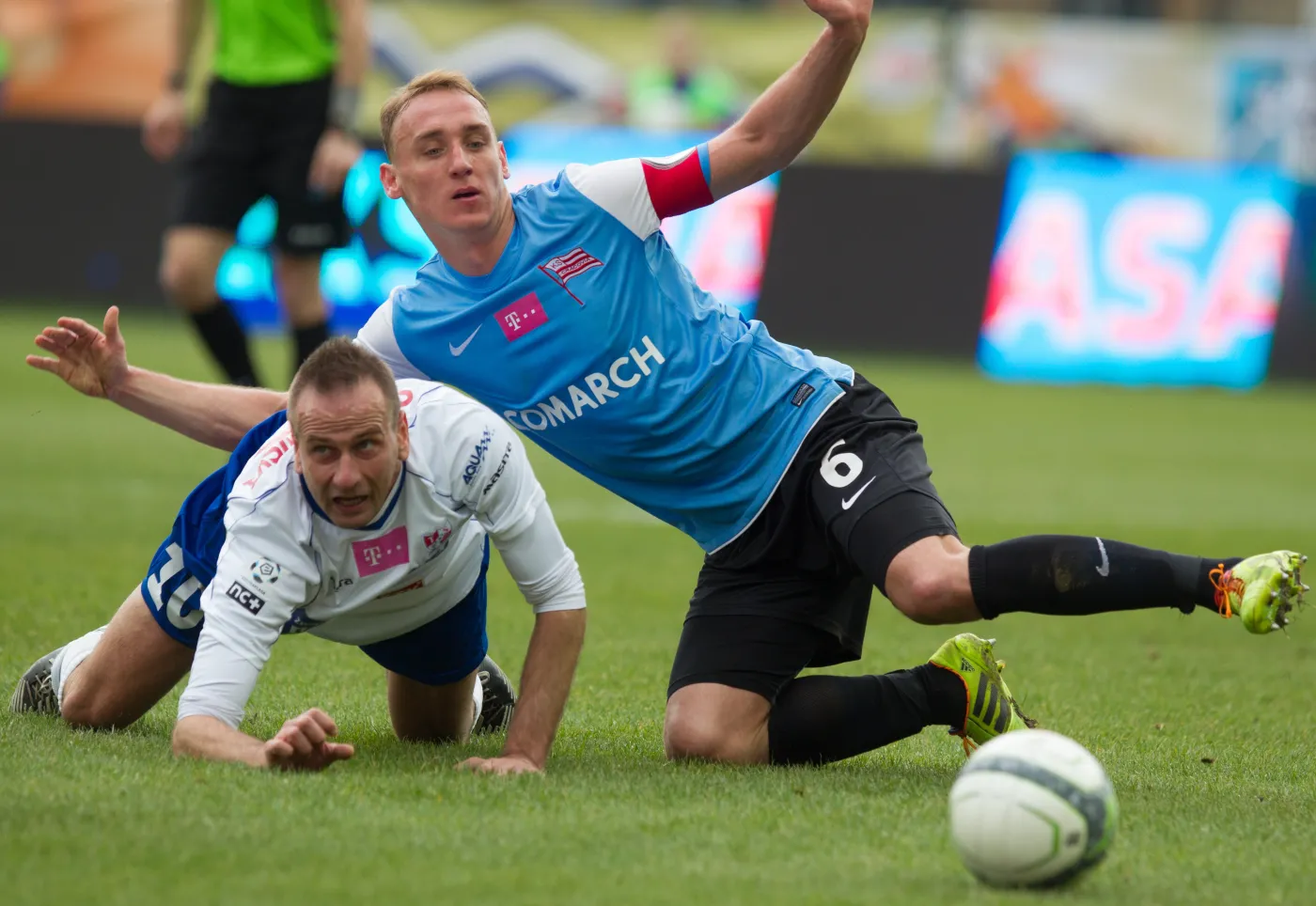 Po starciu padają na murawę Marek Sokołowski (L) z miejscowego Podbeskidzia i Adam Marciniak (P) z Cracovii w meczu T-Mobile Ekstraklasy