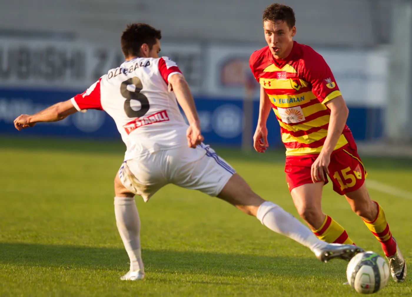 Piłkarz Górnika Zabrze Przemysław Oziębała (L) i Jakub Tosik z Jagiellonii Białystok przy piłce podczas meczu polskiej T-Mobile Ekstraklasy