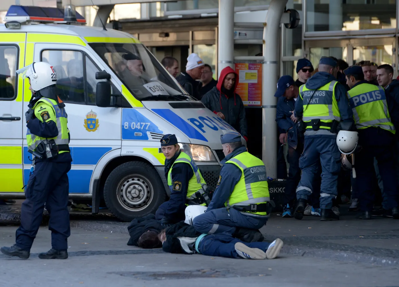 Kibic zmarł po bijatyce na ulicy. Mecz został przerwany. ZDJĘCIA