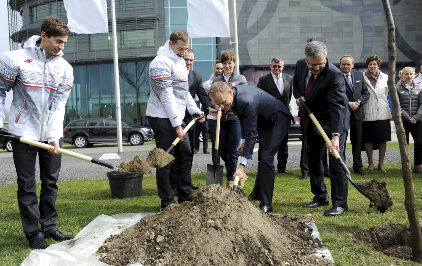 Prezydent Bronisław Komorowski (P) premier Donald Tusk (L) przed rozpoczęciem Gali Olimpijskiej Soczi 2014 zasadzili w ramach obchodów 25-lecia Wolności w Polsce "Dąb Wolności"