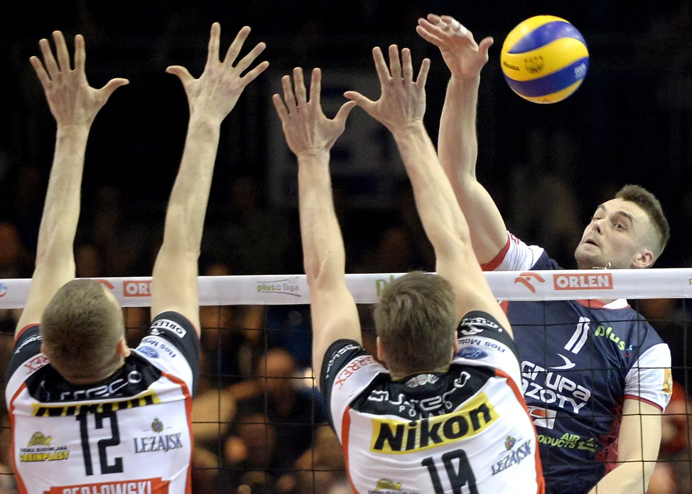 Zawodnicy Asseco Resovii Rzeszów Łukasz Perłowski (L) i Jochen Schops (C) blokują po ataku Dicka Kooy'a (P) z ZAKSA Kędzierzyn-Koźle