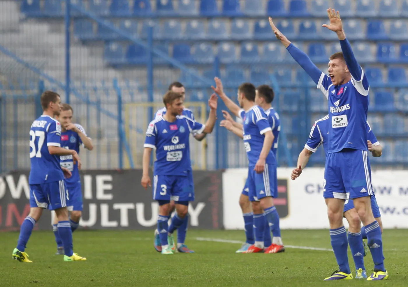 Zawodnicy Ruchu Chorzów fetują strzelenie gola Koronie Kielce podczas meczu polskiej T-Mobile Ekstraklasy