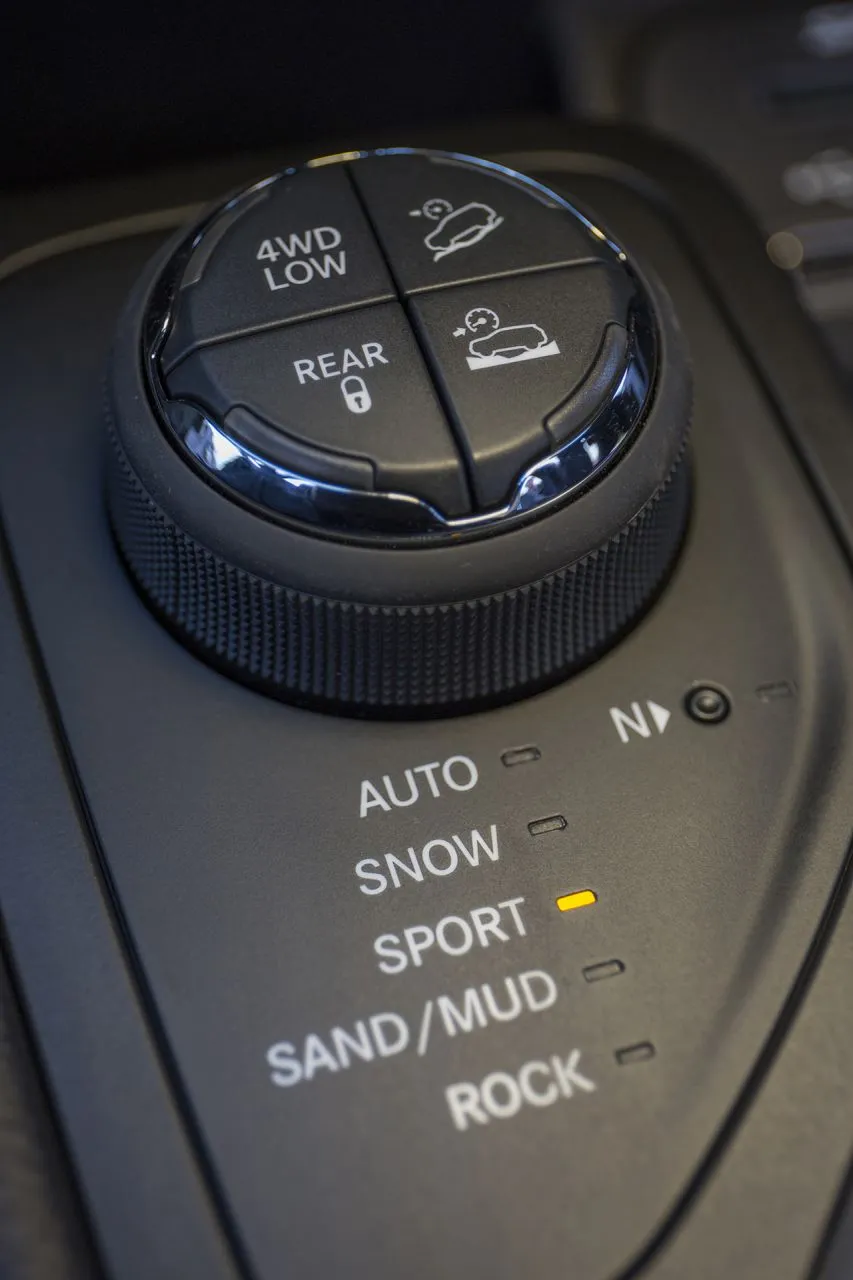 6097942-140203-j-cherokee-trailhawk-25.jpg