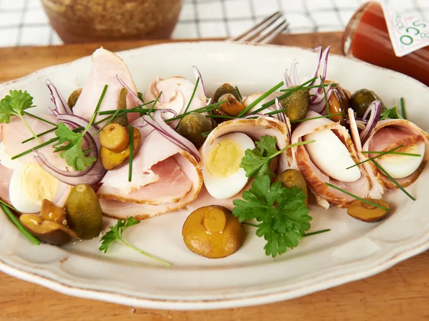 PRZEPIS na sałatkę wielkanocną z sosem tatarskim. Dla znudzonych zwykłymi jajkami