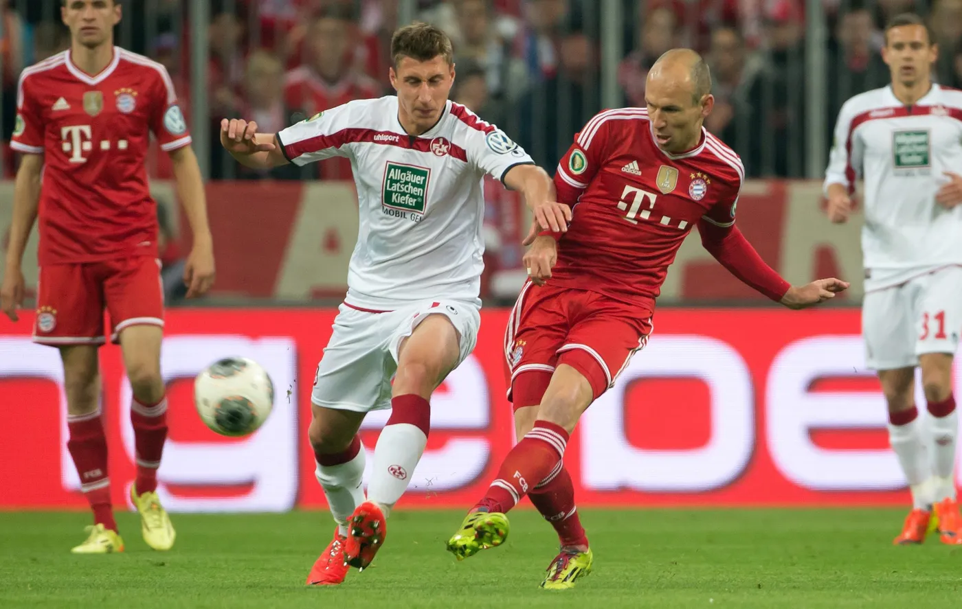 Arjen Robben (w czerwonym stroju)