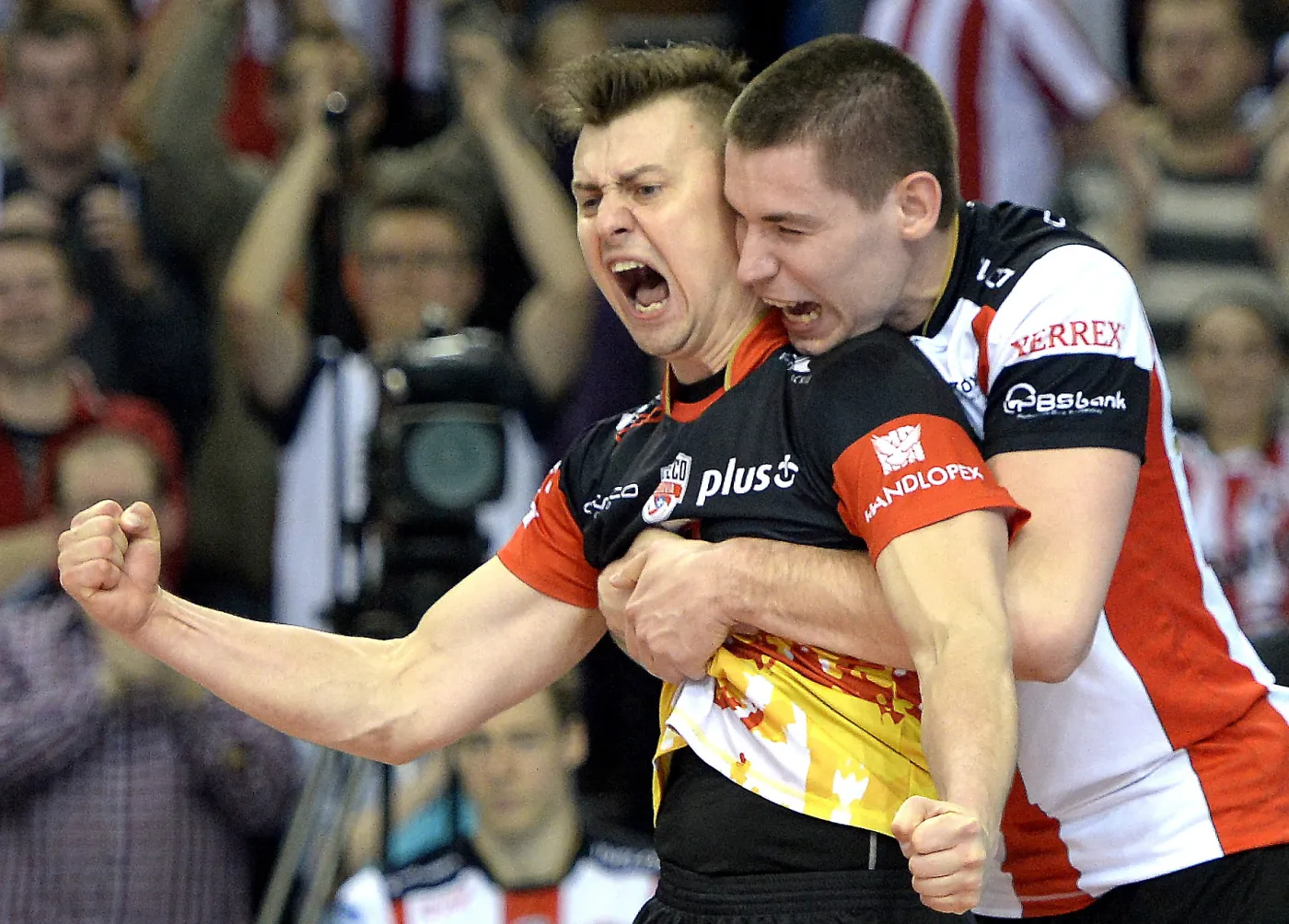 Zawodnicy Asseco Resovii Rzeszów Krzysztof Ignaczak (L) i Dawid Konarsk (P) cieszą się ze zwycięstwa po piątym meczu półfinałowym Ekstraklasy siatkarzy z ZAKSA Kędzierzyn-Koźle