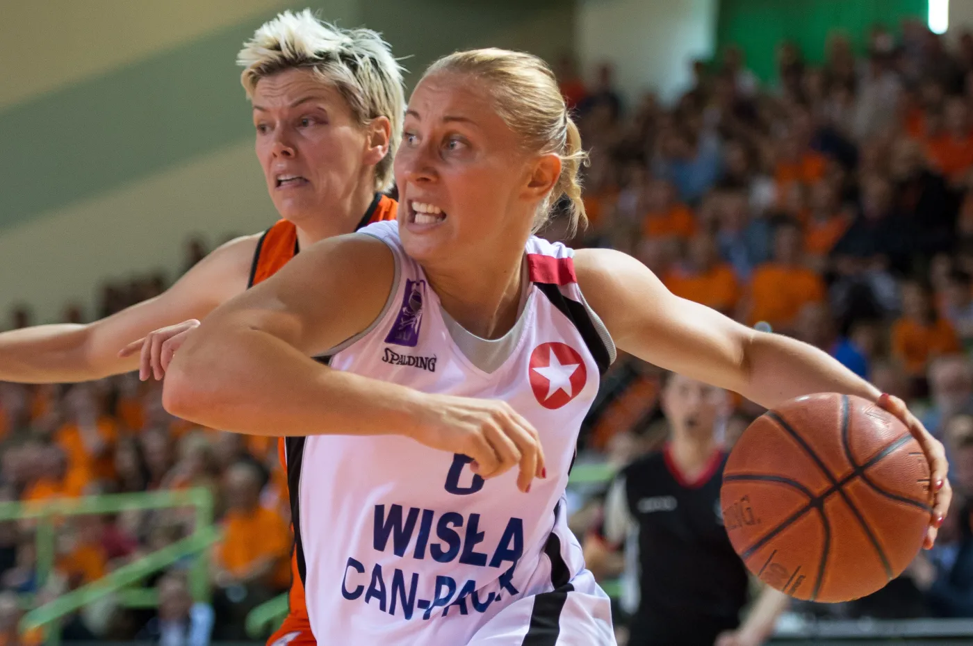 W akcji z piłką Paulina Pawlak (P) z Wisły Can-Pack Kraków obok Jeleny Skerovic (L) z miejscowego CCC w czwartym meczu play off finału ekstraklasy koszykarek