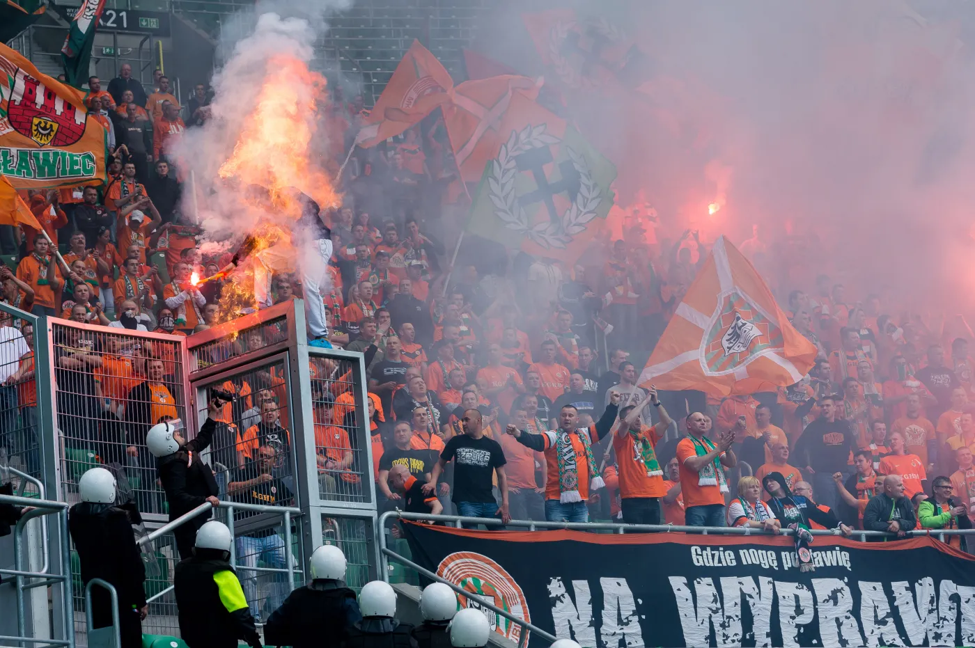 6214758-ochroniarz-podpalil-na-stadionie.jpg