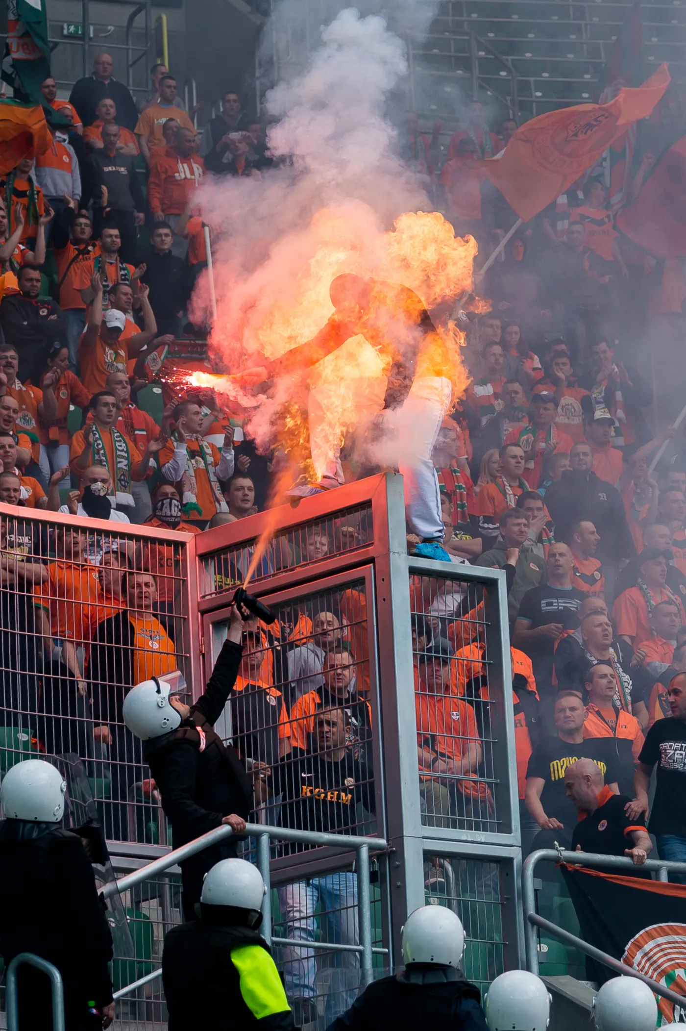 Ochroniarz podpalił na stadionie kibica Zagłębia. ZDJĘCIA
