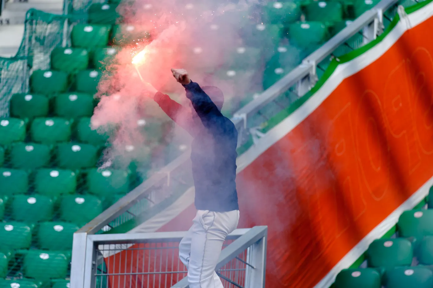 6214928-ochroniarz-podpalil-na-stadionie.jpg